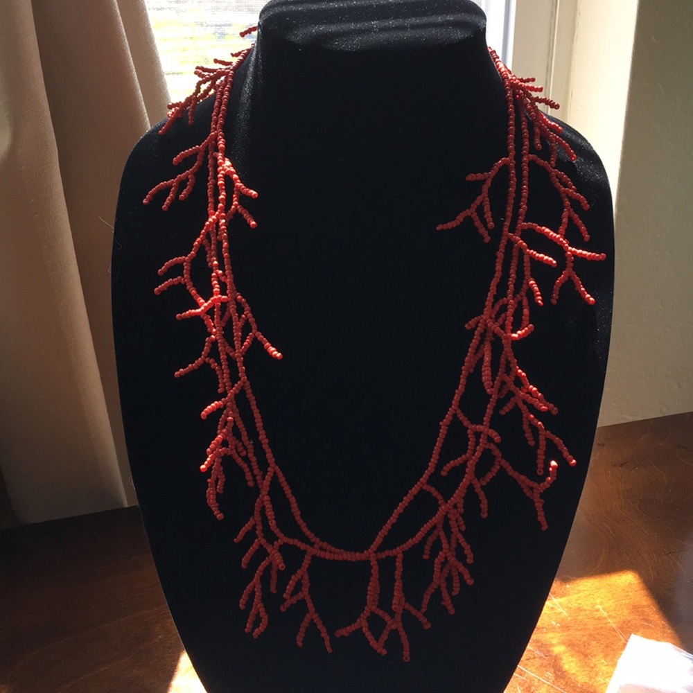Coral beaded loop necklace - Picture 6 of 8